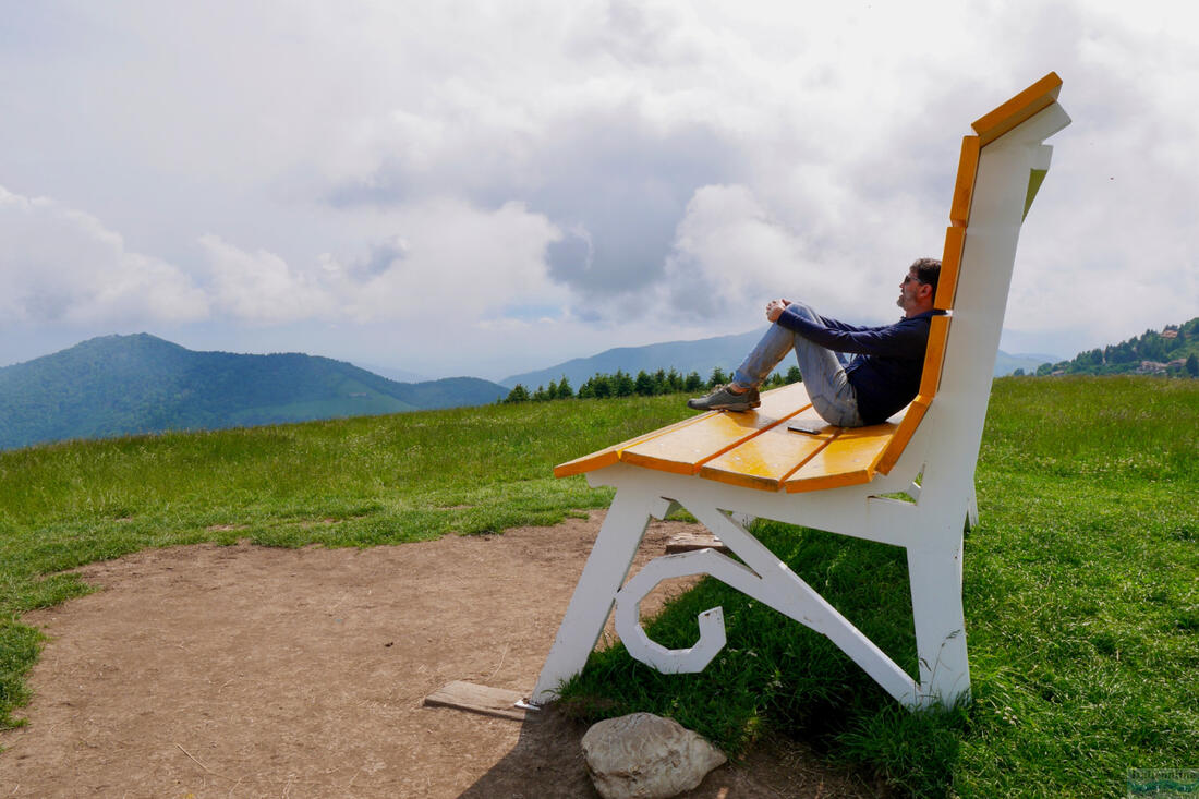 Grone - Colli di San Fermo - man sitting on a giant bench