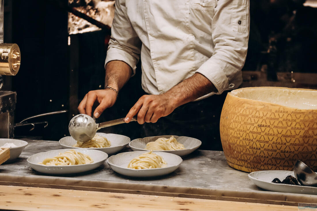 Italian chef preparing spaghetti with sauce